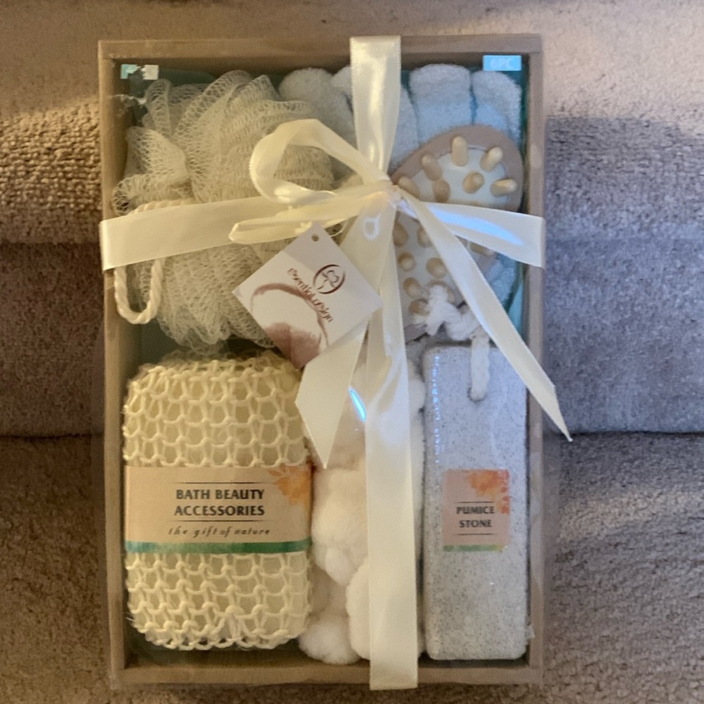 New! Essential Design Bath Beauty Accessory Set